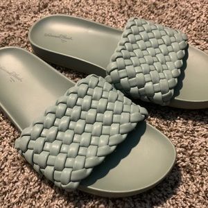 Universal Thread Sandals